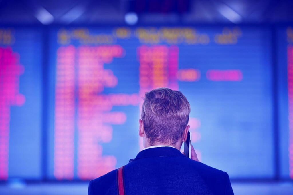 Homem em companhia aérea entendendo porque teve voo cancelado