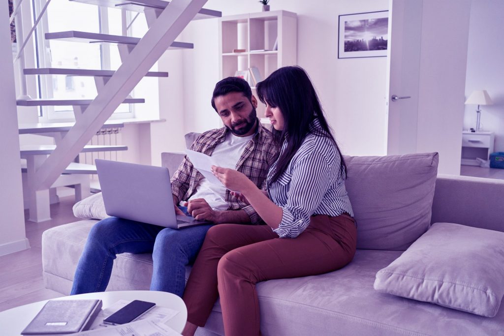 Casal conversando e visualizando sobre ação contra companhia aérea