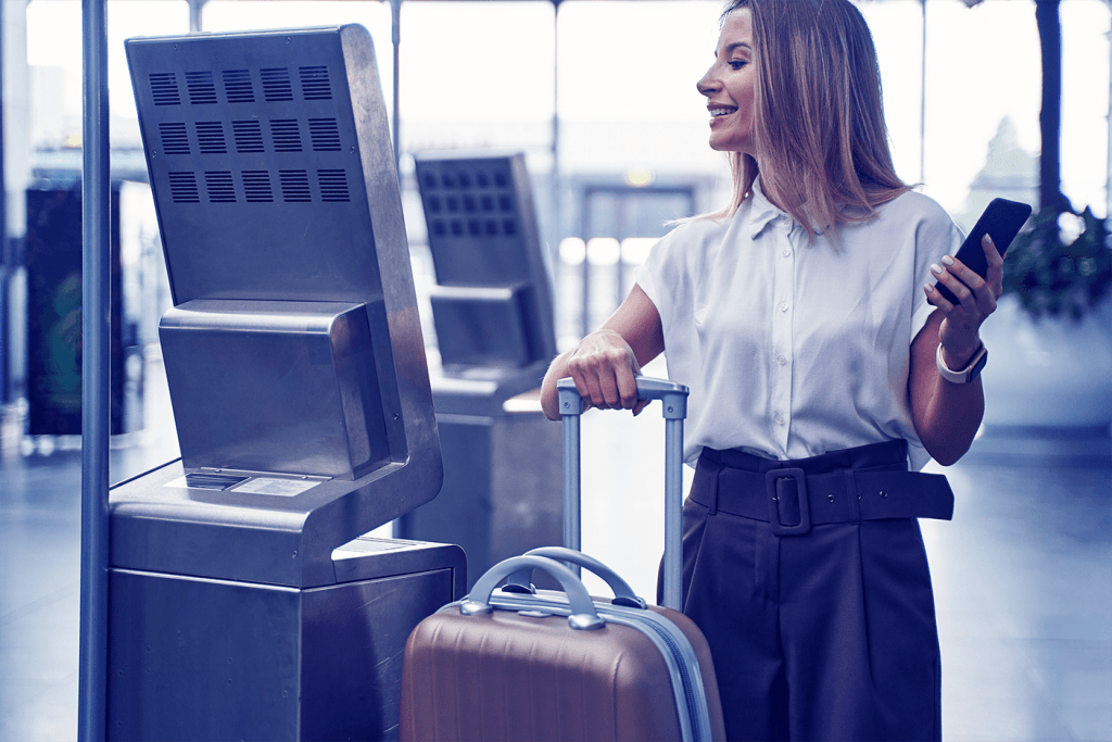 Mulher em aeroporto verificando sobre alteração de um voo da GOL