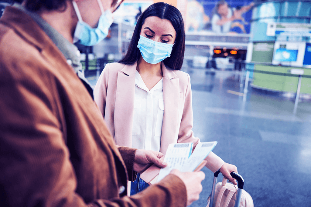 Mulher em aeroporto conferindo sobre alteração de voo Azul