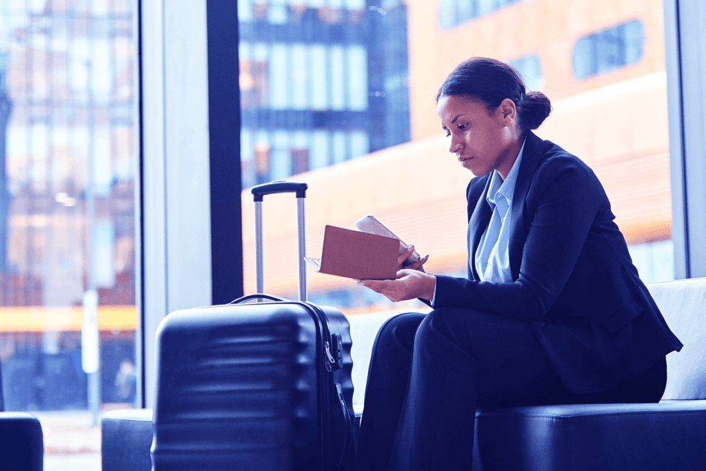 Mulher em aeroporto conferindo sobre as regras da Latam para mudança de voo