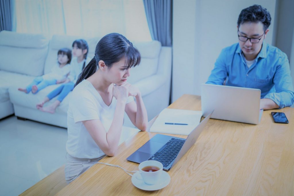 Casal usando notebooks tentando entender como realizar remarcação de voo.