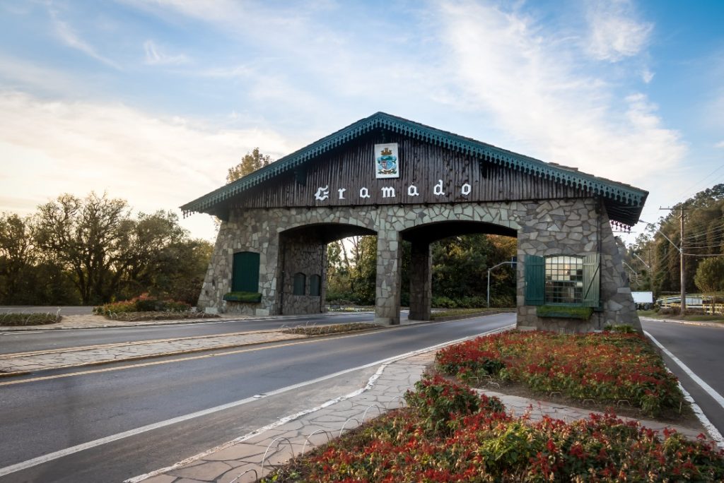 Entrada de Gramado, um dos top lugares para viajar no Brasil.