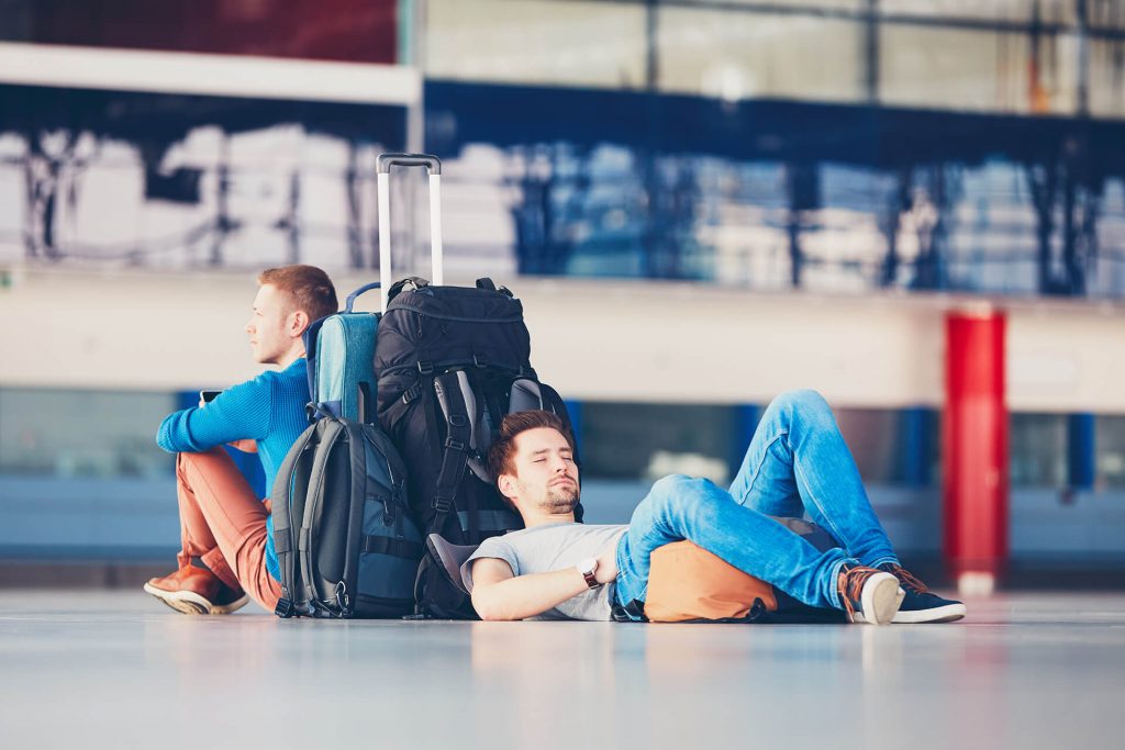 Passageiros esperando em aeroporto, pois Azul cancela voo.