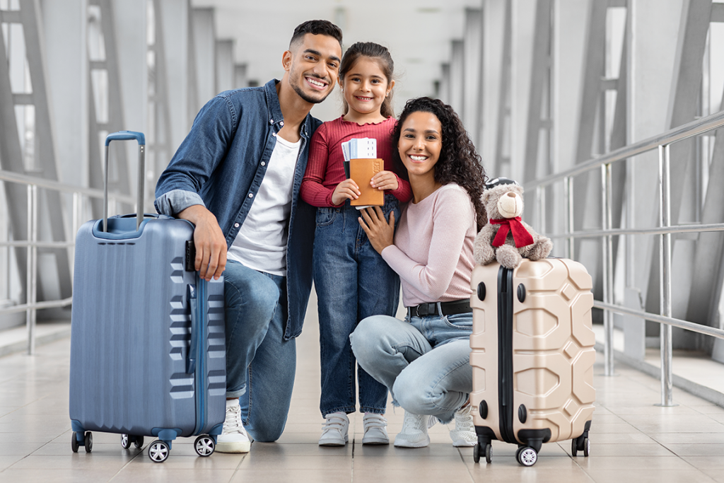 Pai, filha e mãe prontos para uma viagem em família.