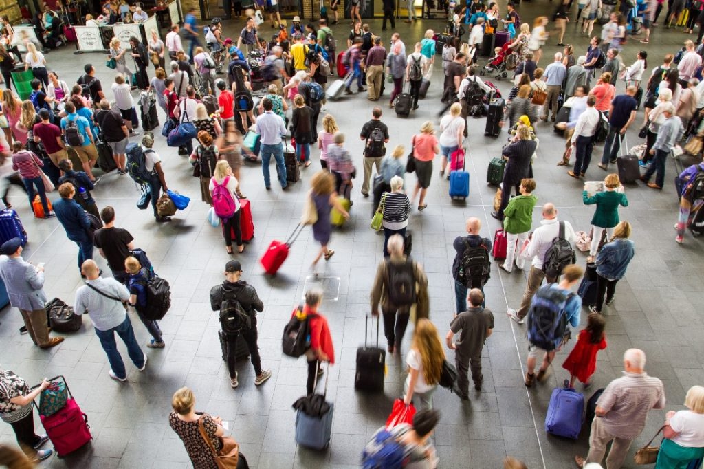 Muitas pessoas circulam em aeroporto devido alta temporada.