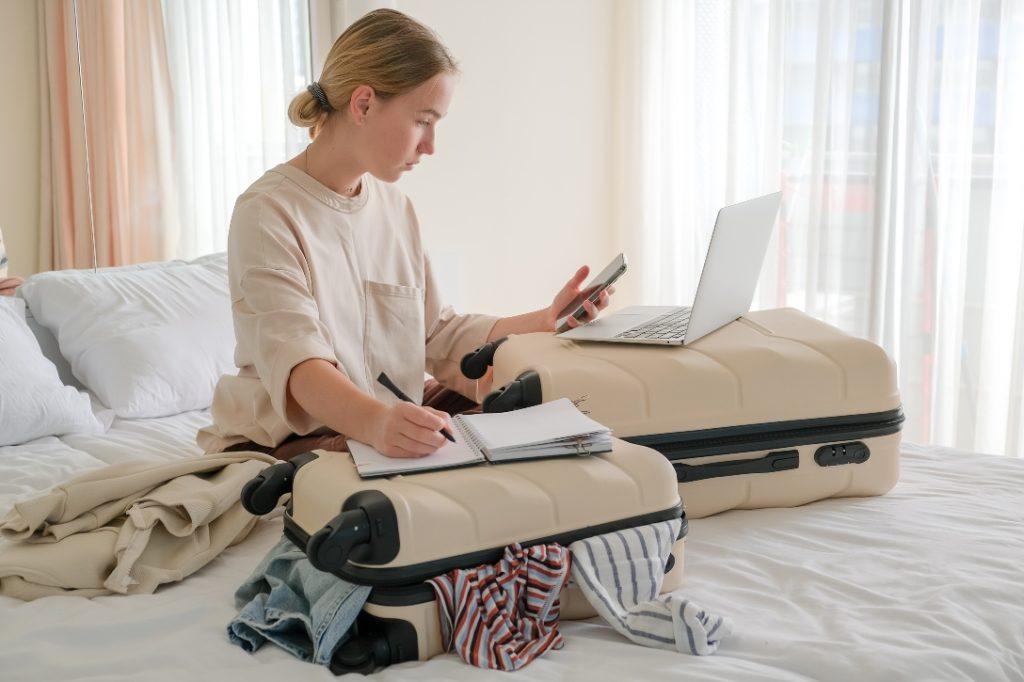 Mulher se programando para viajar na semana santa.