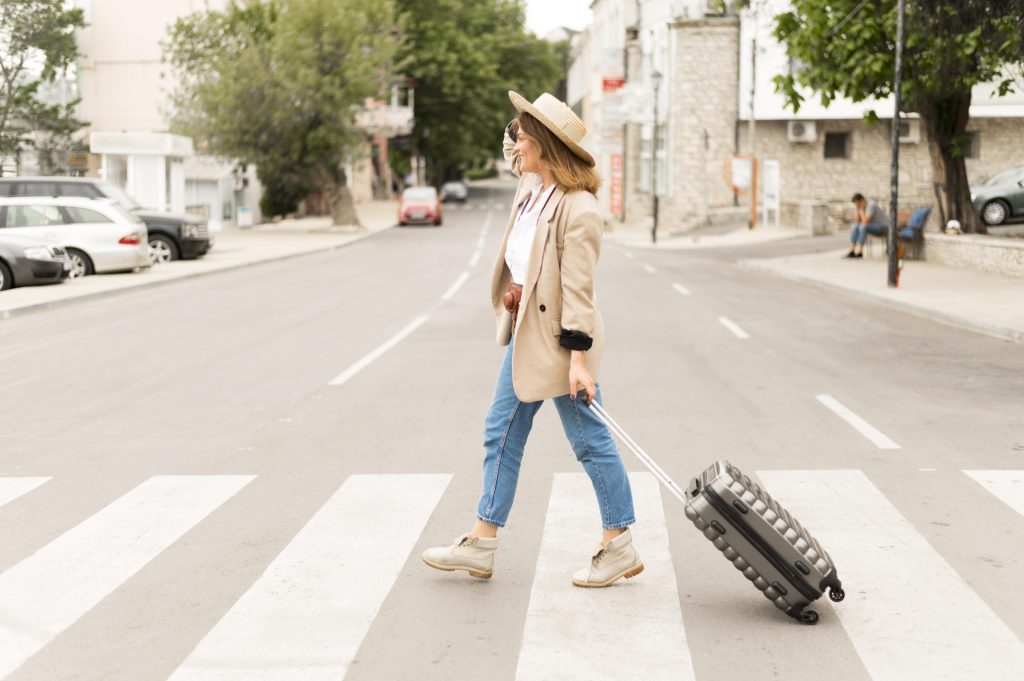 mulher viajando carregando sua mala