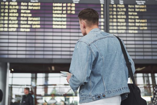 Homem no aeroporto